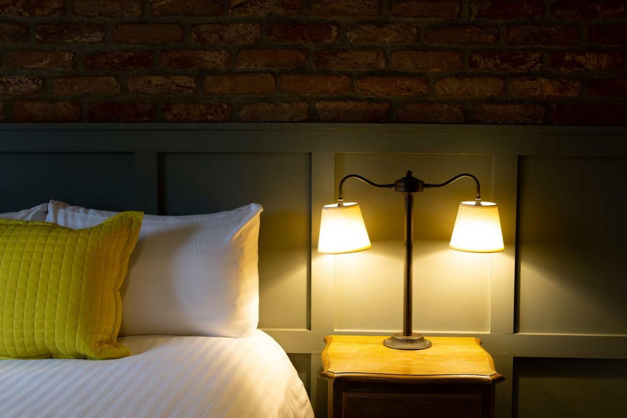The Poacher Inn Hook  Rum bild